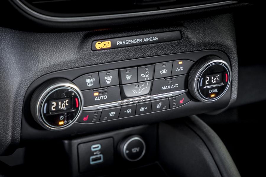 Детали интерьера Ford Kuga Vignale EcoBlue Hybrid 2020 года  (EU) (фото 21 из 48)